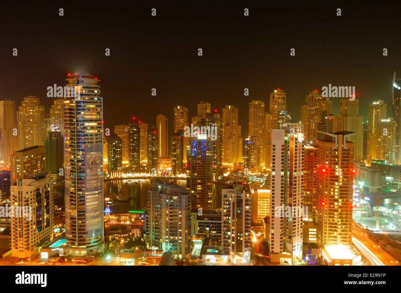 Los Emiratos Árabes Unidos, Dubai emirato, Jumeirah, edificios en el barrio de Dubai Marina en la noche Foto de stock