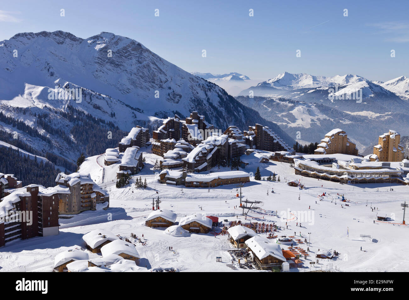 Francia, Haute Savoie, Avoriaz, vista a las pistas de esquí Foto de stock