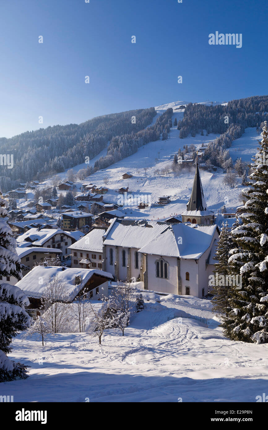 Francia, Haute Savoie, Domaine des Portes du Soleil, zona de esquí de Les Gets con vistas del Mont Chery (1827m) Foto de stock