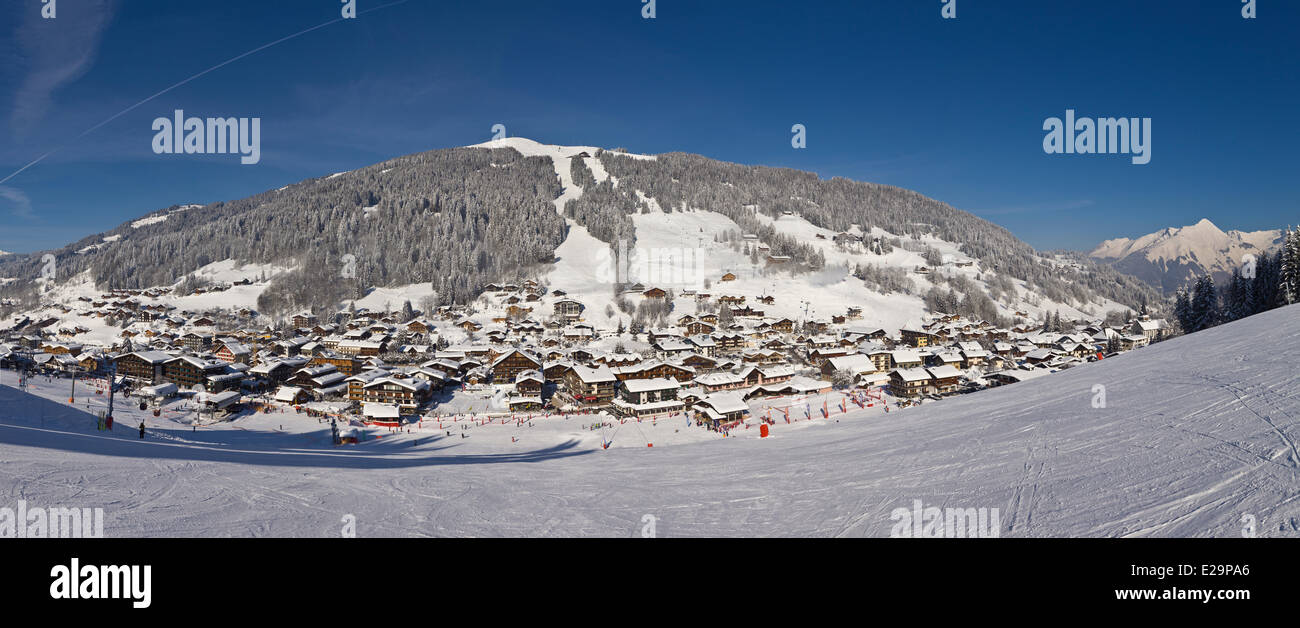 Francia, Haute Savoie, Domaine des Portes du Soleil, zona de esquí de Les Gets con vistas del Mont Chery (1827m) Foto de stock