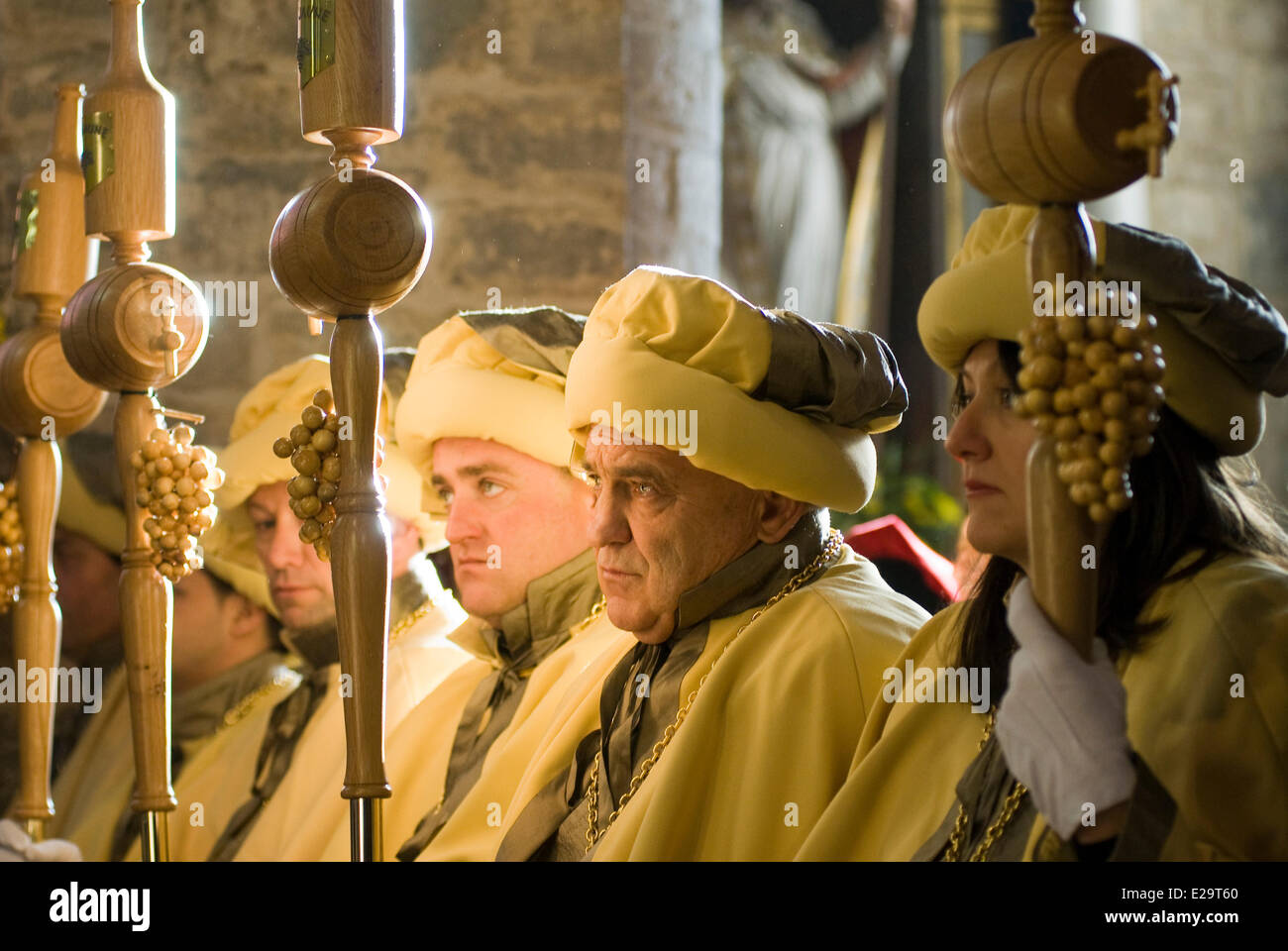 Francia, Jura Arbois, descubrimiento del vino amarillo, misa en la iglesia de San Justo, embajadores del vino amarillo Foto de stock