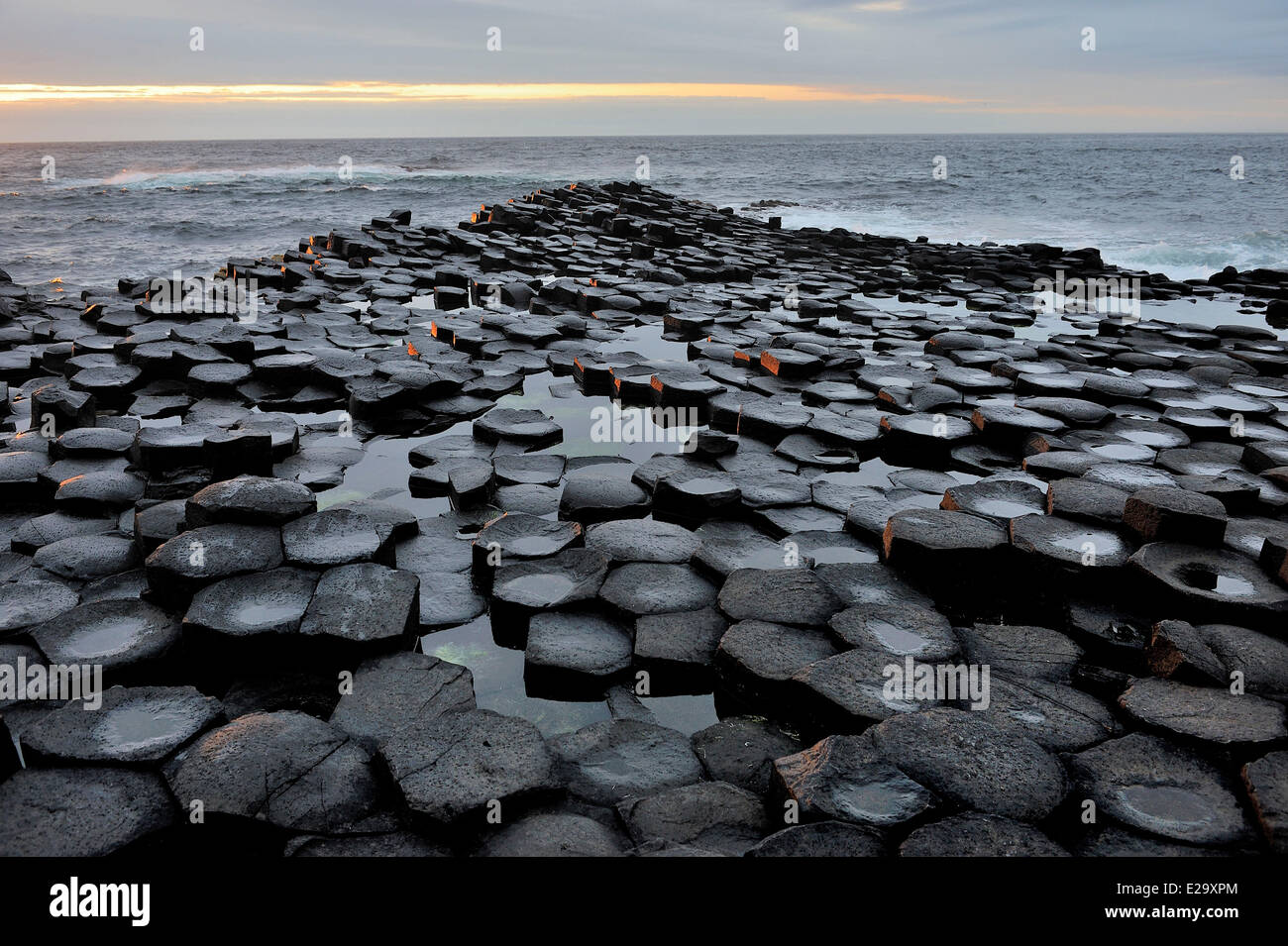 Reino Unido, Irlanda del Norte, en el Condado de Antrim, Antrim, Giant's Causeway cuenta la leyenda que el gigante irlandés Fionn Mac Foto de stock