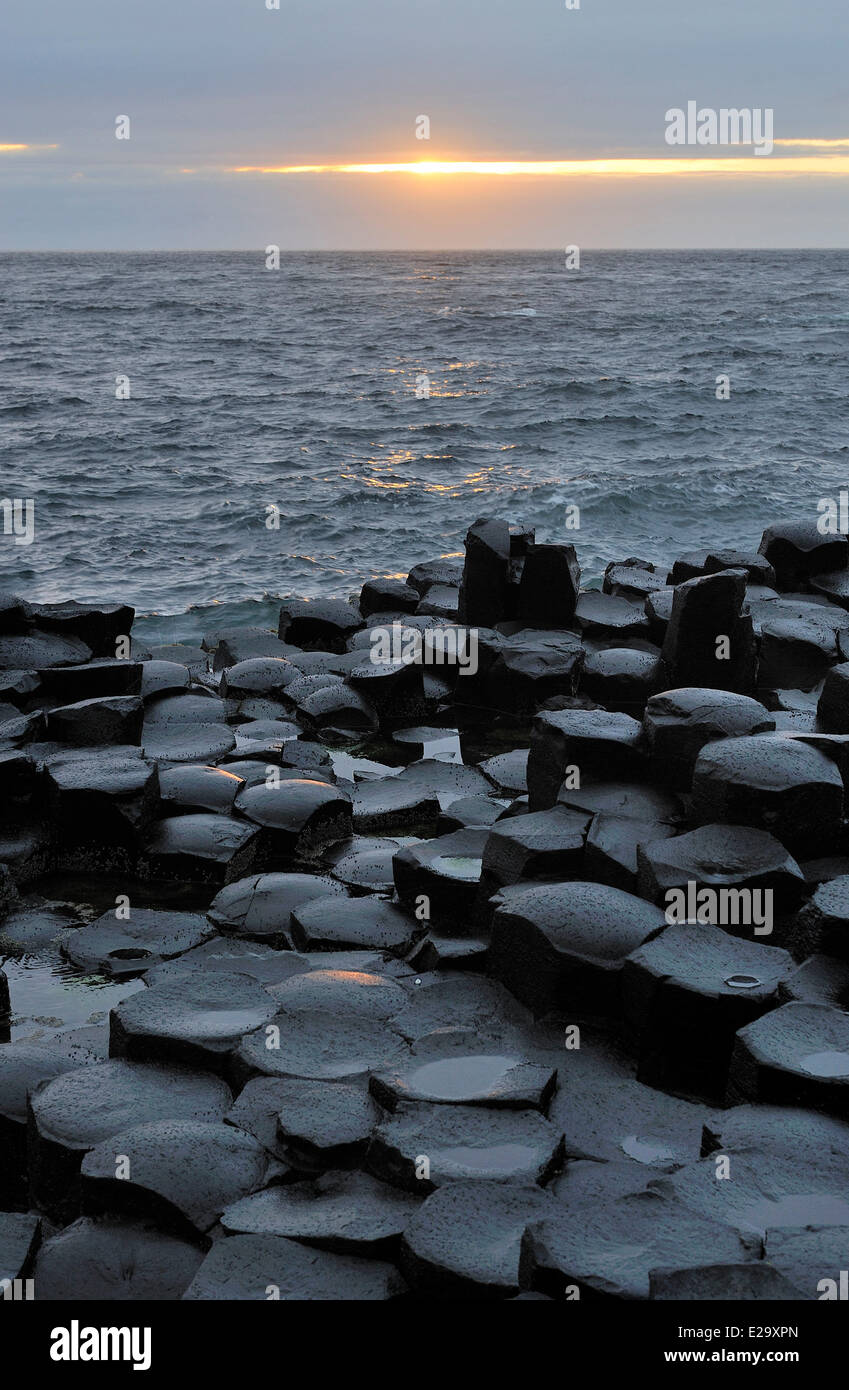 Reino Unido, Irlanda del Norte, en el Condado de Antrim, Antrim, Giant's Causeway cuenta la leyenda que el gigante irlandés Fionn Mac Foto de stock