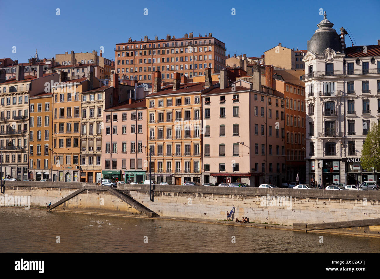 Francia, Ródano, Lyon, sitio histórico catalogado como Patrimonio Mundial por la UNESCO, la Croix Rousse District y el río Saône quays Foto de stock