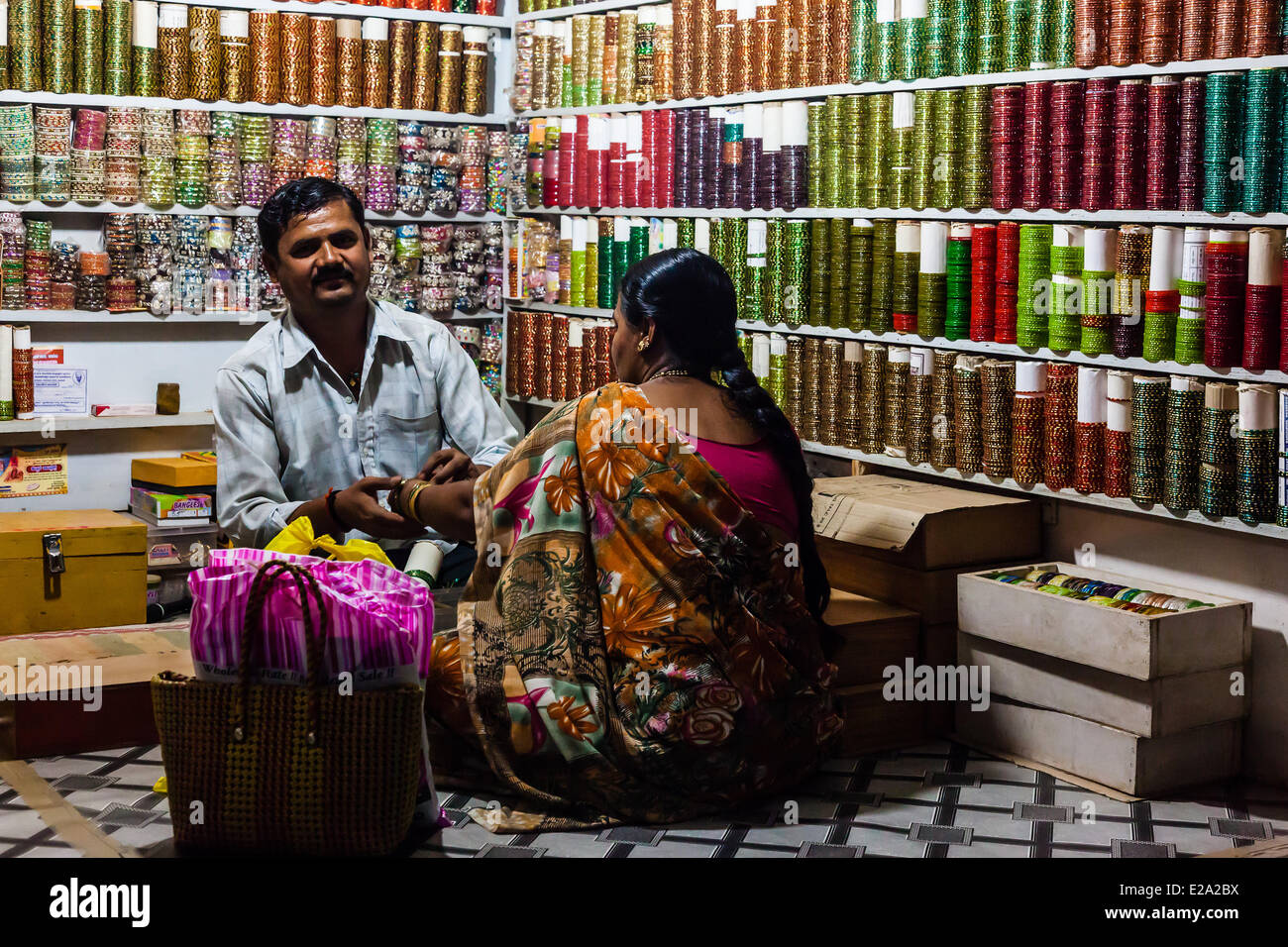 La India, en el estado de Karnataka, Badami, pulsera shop Foto de stock