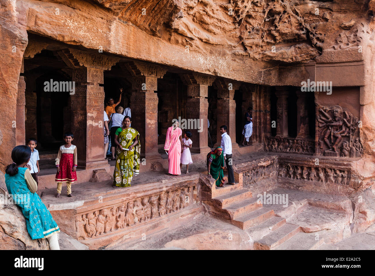 La India, en el estado de Karnataka, Badami, indios antes del templo de Shiva Foto de stock