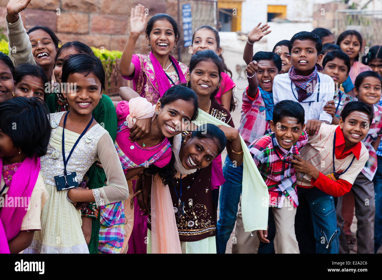 La India, en el estado de Karnataka, Badami, niños Foto de stock