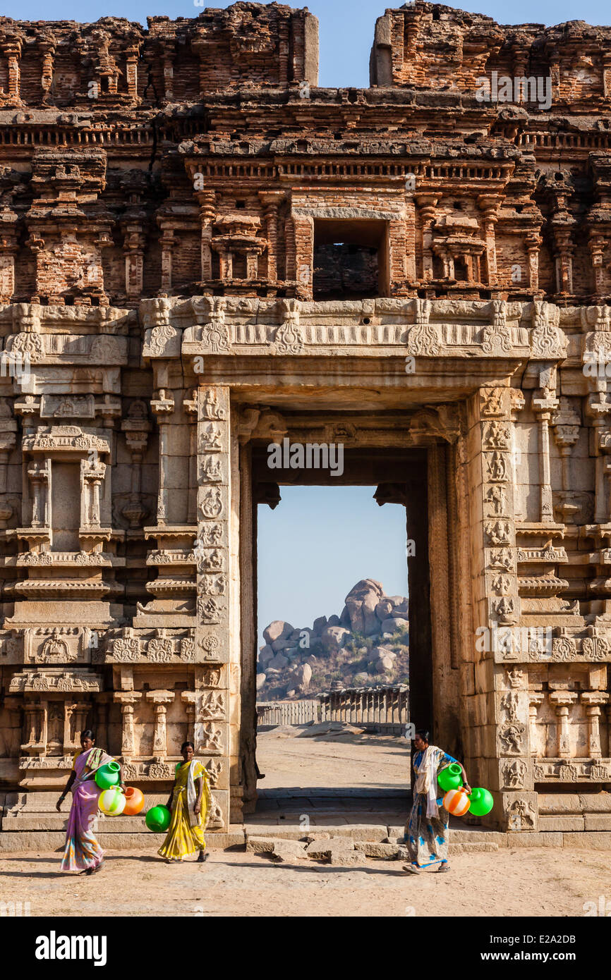 La India, en el estado de Karnataka, Hampi, Achyutaraya temple entrada principal, catalogada como Patrimonio de la Humanidad por la UNESCO Foto de stock