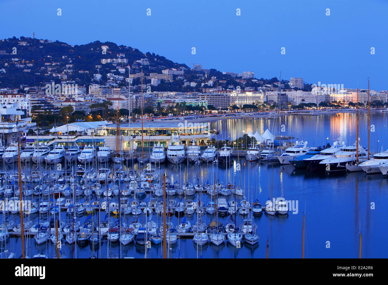 Francia, Alpes Maritimes, Cannes, Old Harbour, el Palais des Festivals, en el fondo del boulevard de La Croisette Foto de stock