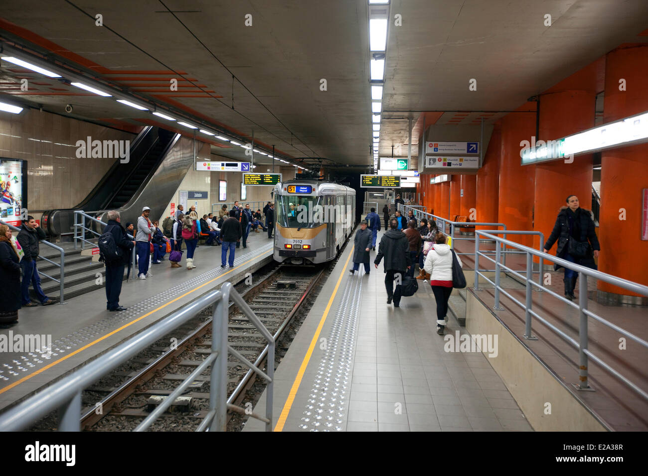 Bélgica, Bruselas, estación de metro Gare du Midi Fotografía de stock -  Alamy