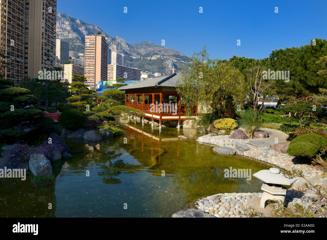 Principado de Mónaco, Mónaco, Montecarlo, el jardín japonés por el arquitecto paisajista Yasuo Beppu Foto de stock