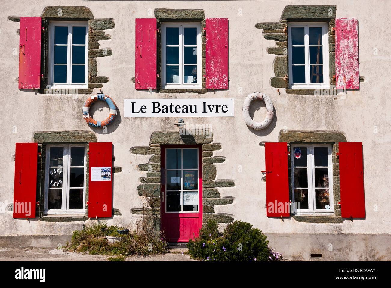 Francia, Morbihan, Ile de Groix, Locmaria, el bateau ivre Bar también alberga un taller de pintura y títeres Foto de stock