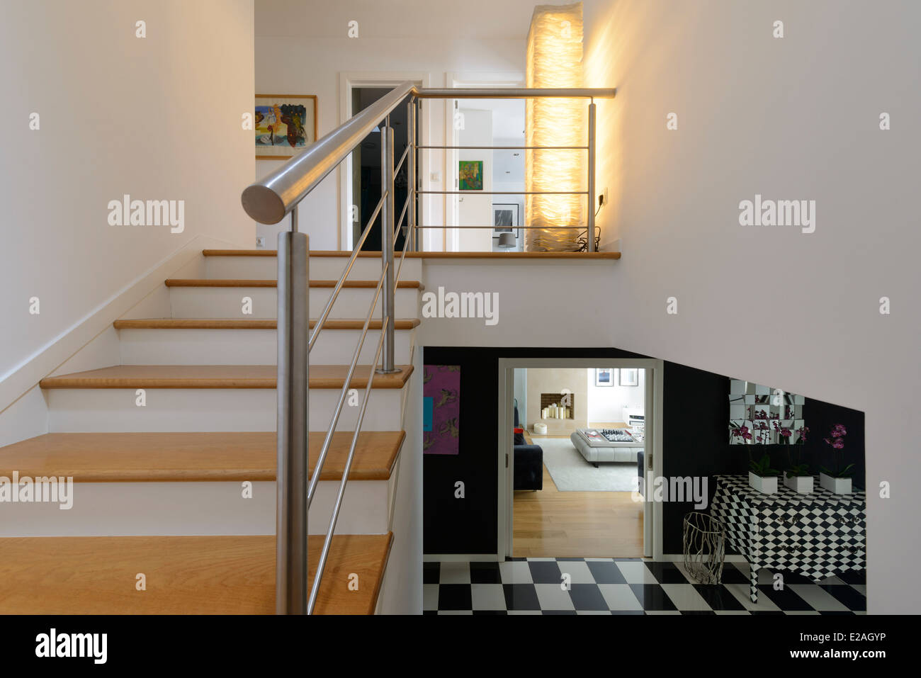 Escalera interior en una casa de dos pisos Fotografía de stock - Alamy