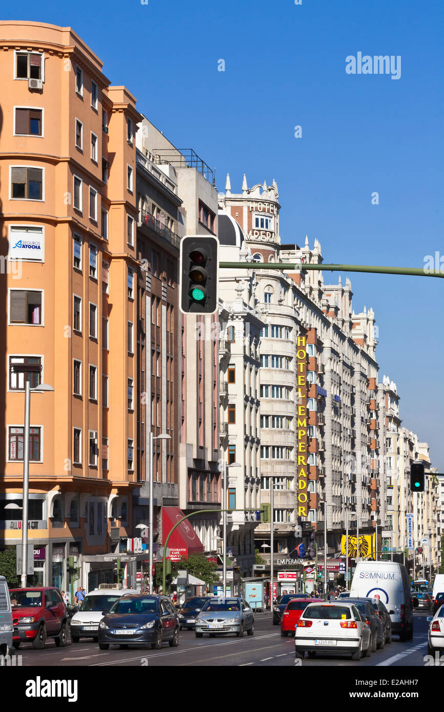 España, Madrid, Gran Via, la principal arteria del centro con edificios de principios del siglo XX Foto de stock