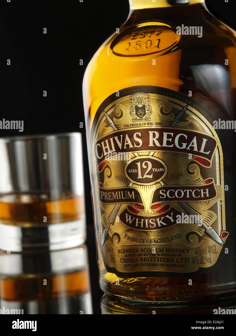 Chivas Regal premium scotch whisky, de 12 años, con cristal Fotografía de  stock - Alamy