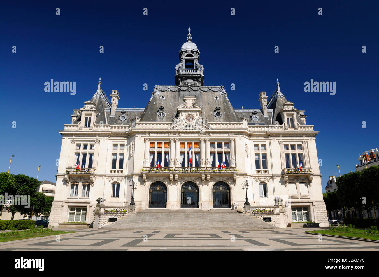 Francia, Allier, Vichy, la fachada del Ayuntamiento Fotografía de stock -  Alamy