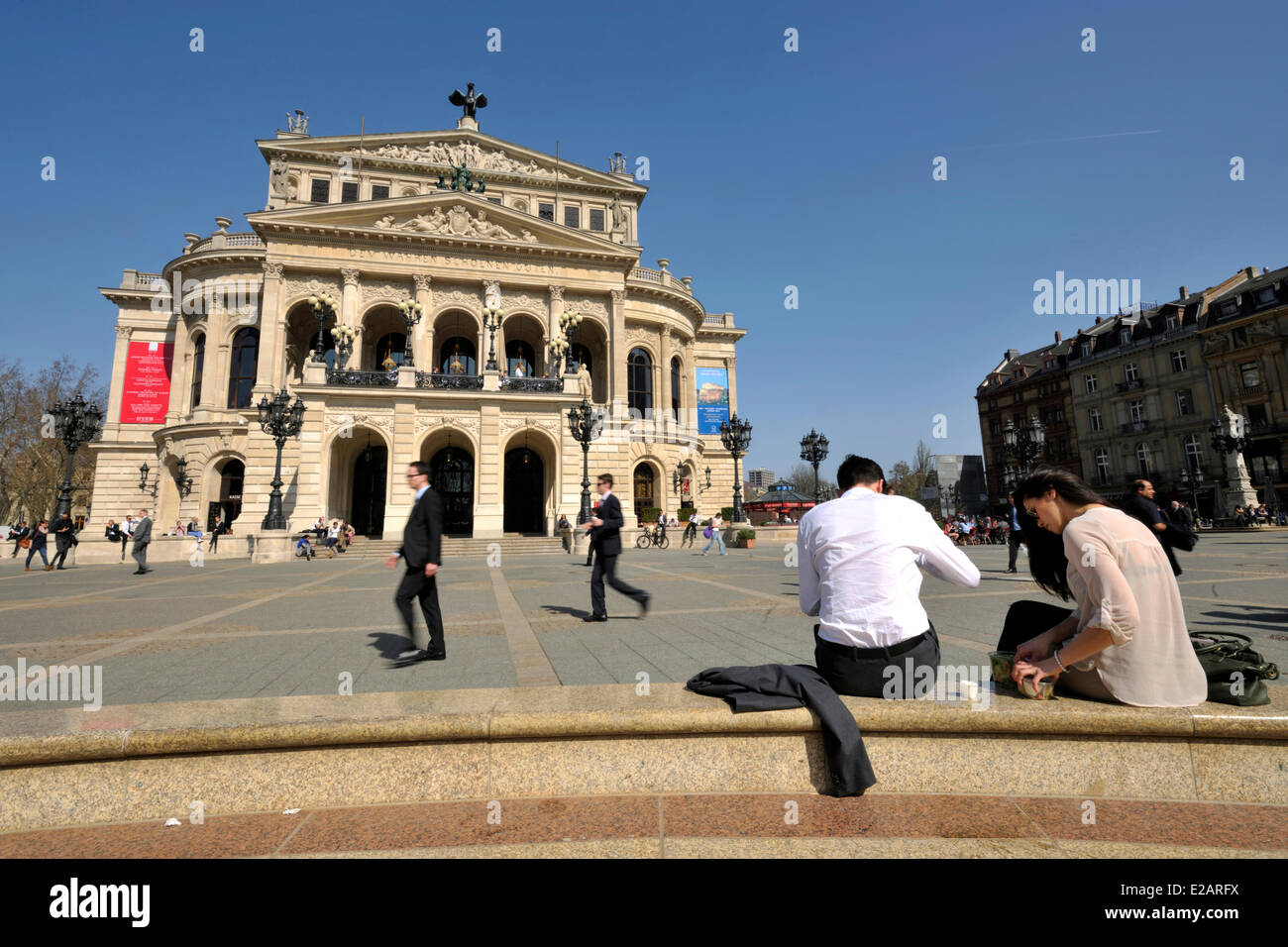 Alemania, Hesse, Fráncfort del Meno, el distrito financiero, Opern Platz (la plaza de la ópera) con Alte Oper (Antigua Ópera) Foto de stock