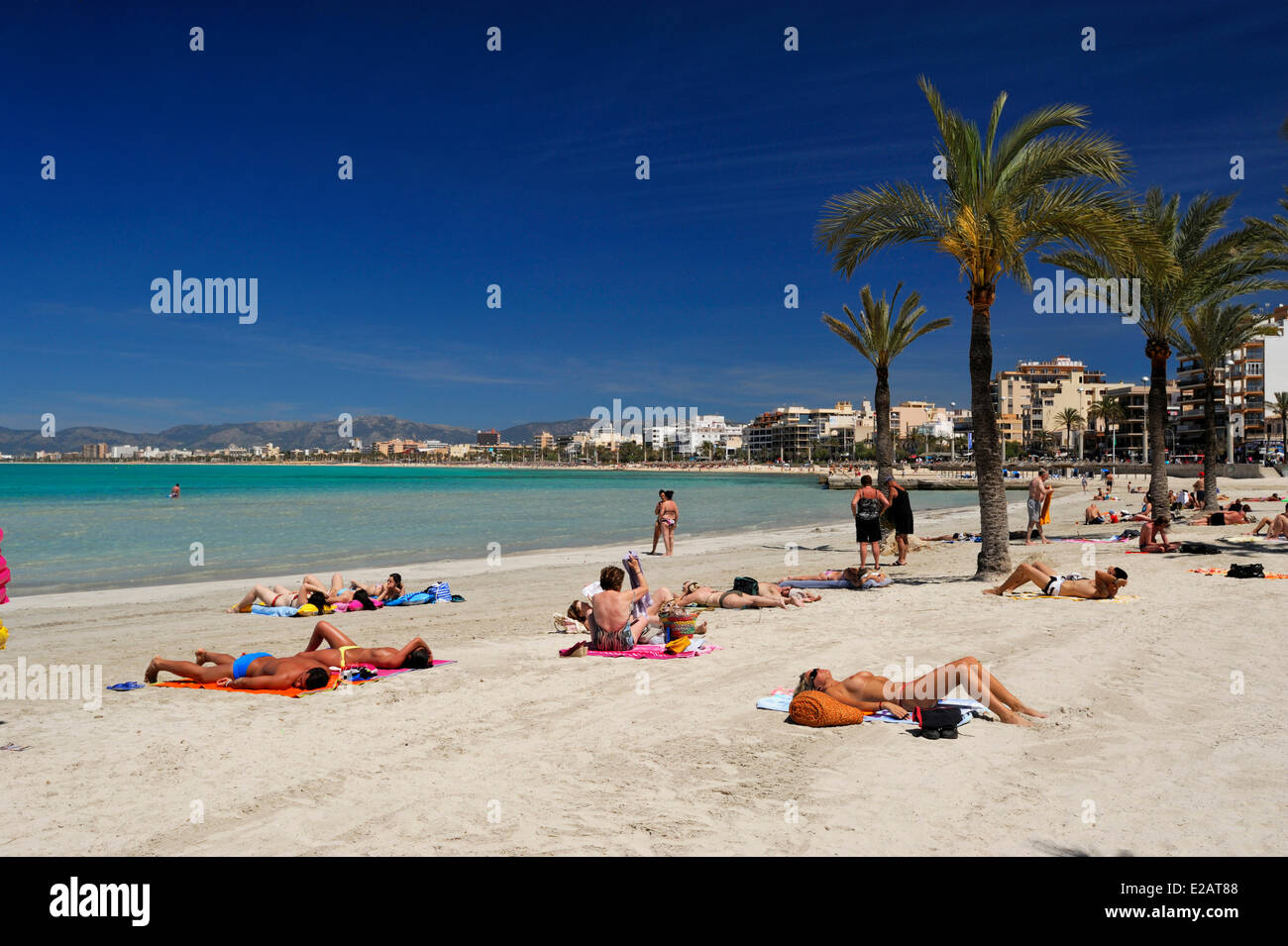 España, Islas Baleares, Mallorca, S'Arenal, El Arenal, Playa de Palma, los vacacionistas tumbado en la arena Foto de stock