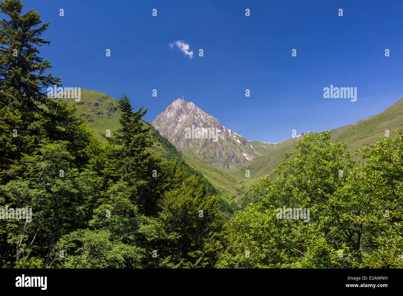 Francia, Hautes Pyrenees, Bagneres De Bigorre, el Pic du Midi (2877m) Foto de stock
