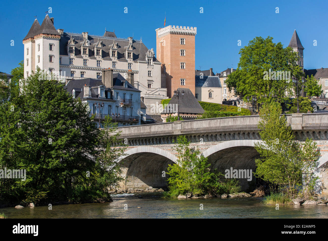Francia, Pirineos Atlánticos, Bearn, Pau, el Gave de Pau y el castillo del siglo XIV, el rey Enrique IV's Birthplace Foto de stock