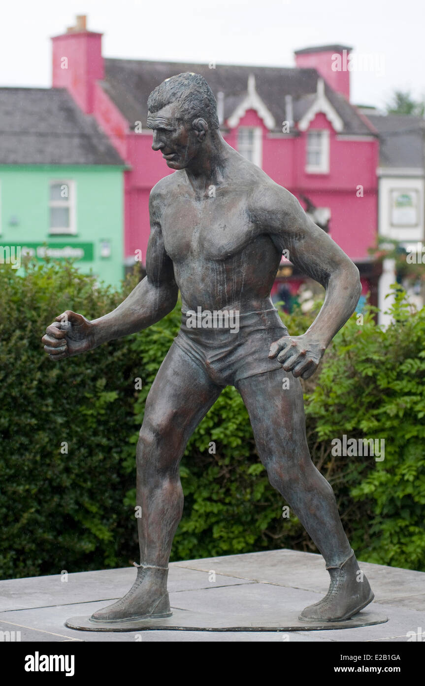 Irlanda, en el condado de Kerry, Sneem, estatua de Steve Casey Foto de stock