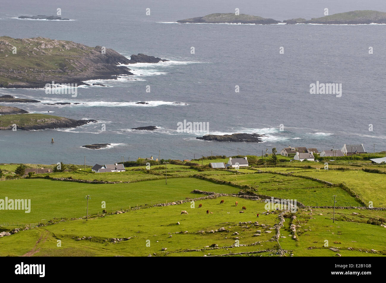 Irlanda, en el condado de Kerry, Caherdaniel, el mal tiempo en la costa Foto de stock