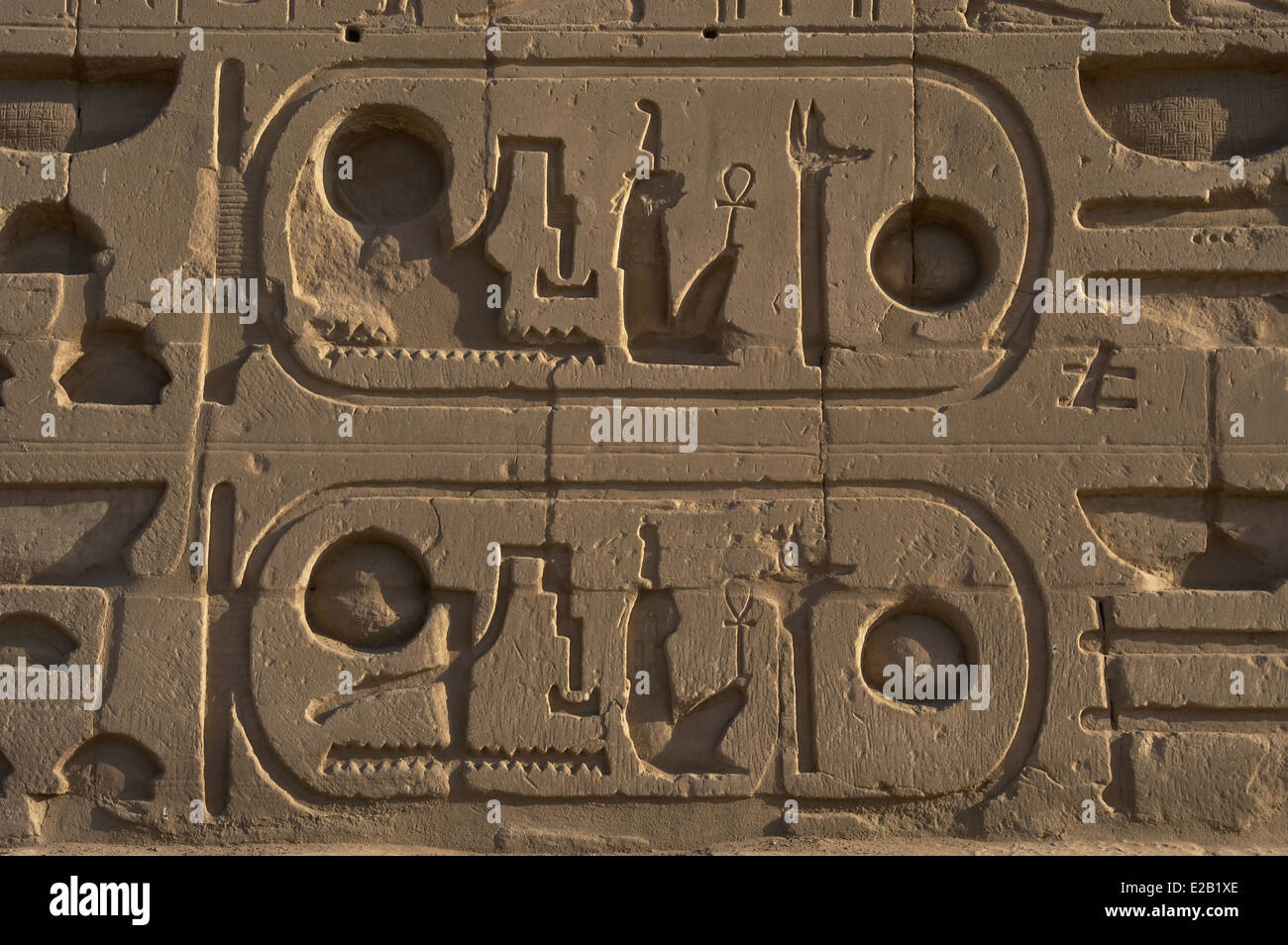 El arte egipcio complejo del templo de Karnak. La escritura jeroglífica. Protocolo real de Ramsés II. Foto de stock