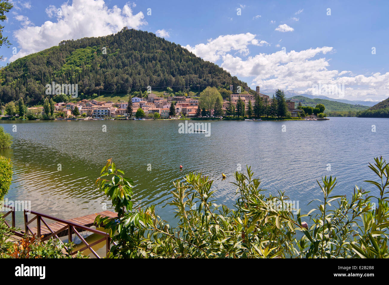 Italia, Umbria, la Valnerina, lago y poblado de Piediluco Foto de stock