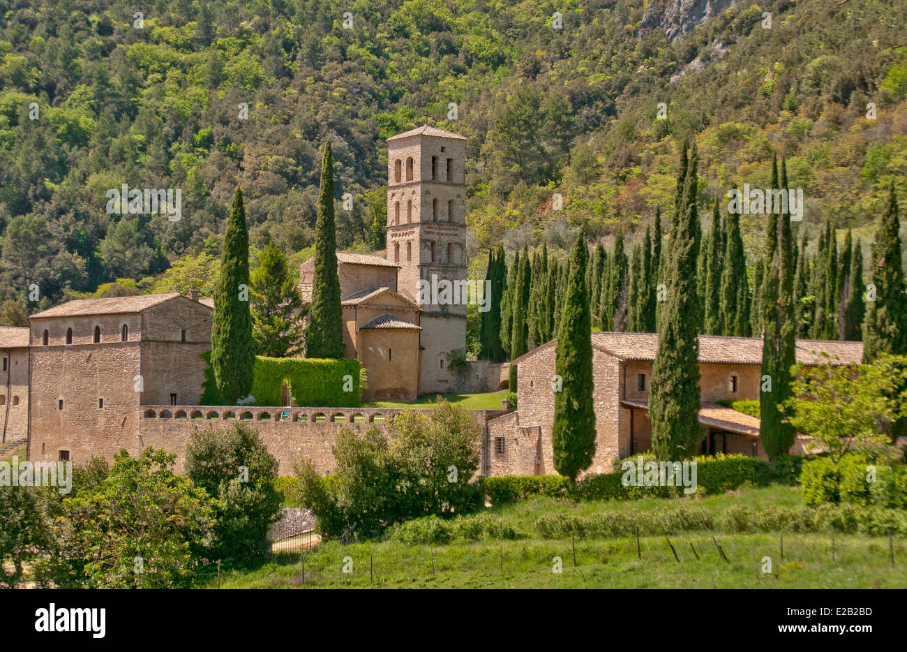Italia, Umbria, la Valnerina Ferentillo, Abadía de San Pedro en Valle del siglo VIII. Foto de stock