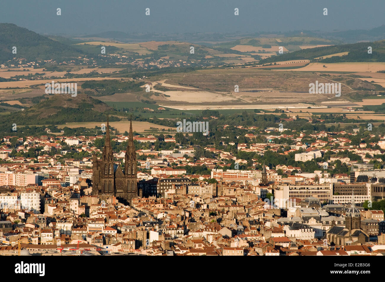 Francia, Puy de Dôme, Clermont Ferrand, vista general de la ciudad y la campiña que la rodea, la Catedral de la Asunción, Foto de stock