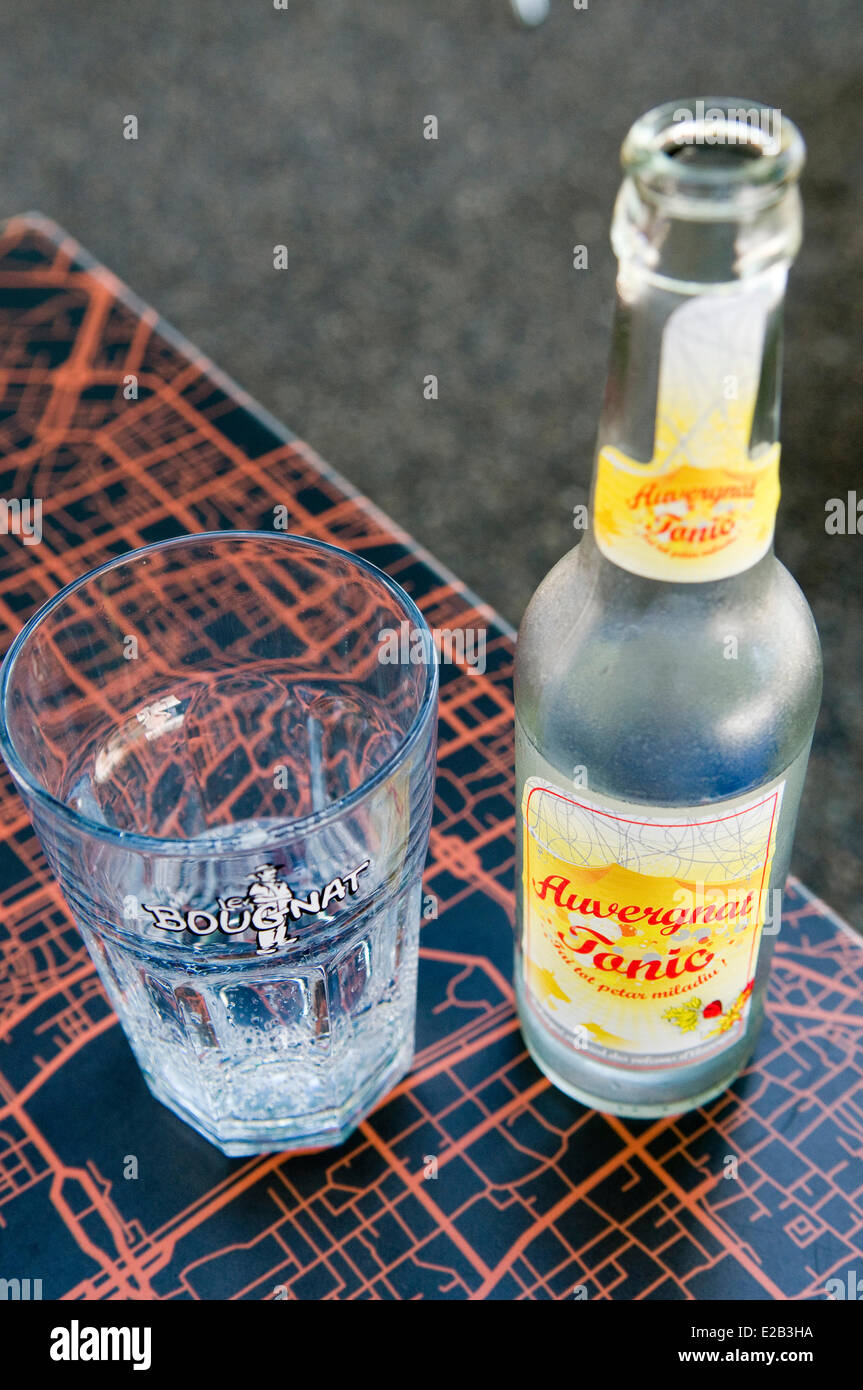 Francia, Puy de Dôme, Auvernia tonic botella de refresco Foto de stock