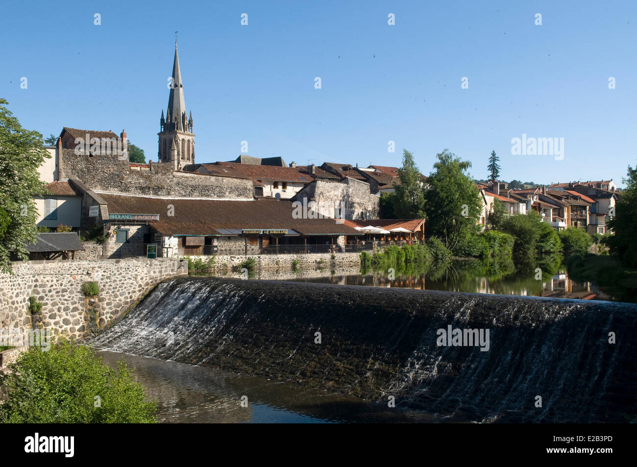 Francia, Cantal, Aurillac, antiguo lavar a lo largo del río de la torre de la iglesia y Jordanne Foto de stock