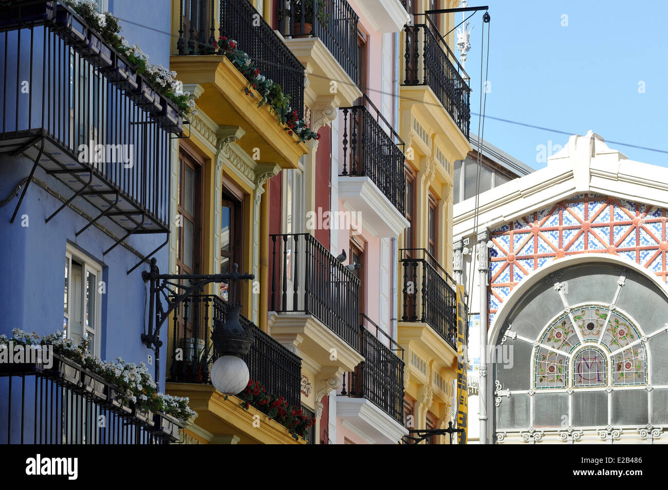 España, Valencia, coloridas fachadas de los alrededores del mercado central Foto de stock