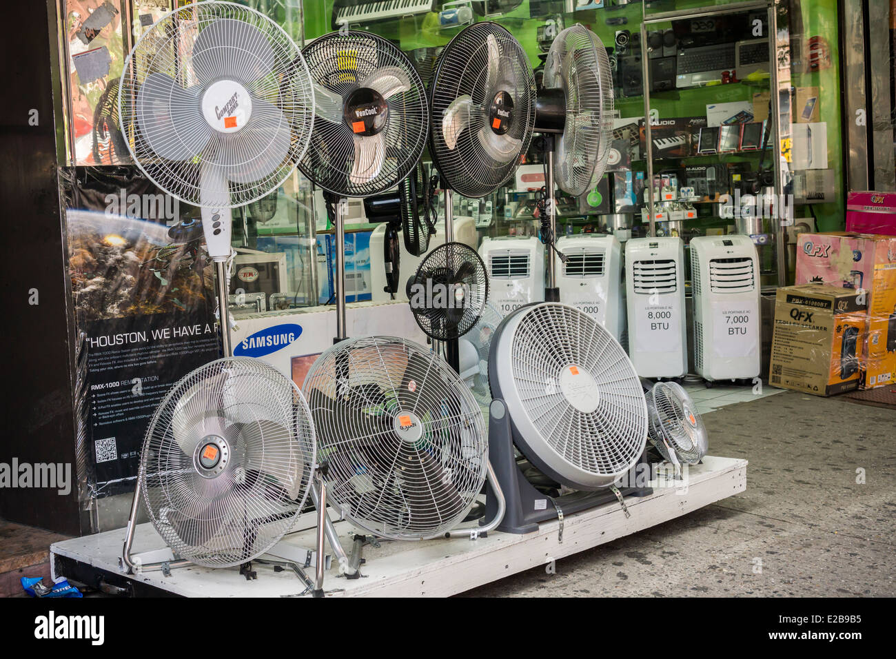 Una tienda que vende un surtido de ventiladores y acondicionadores de aire  en el barrio de East Harlem de Nueva York Fotografía de stock - Alamy