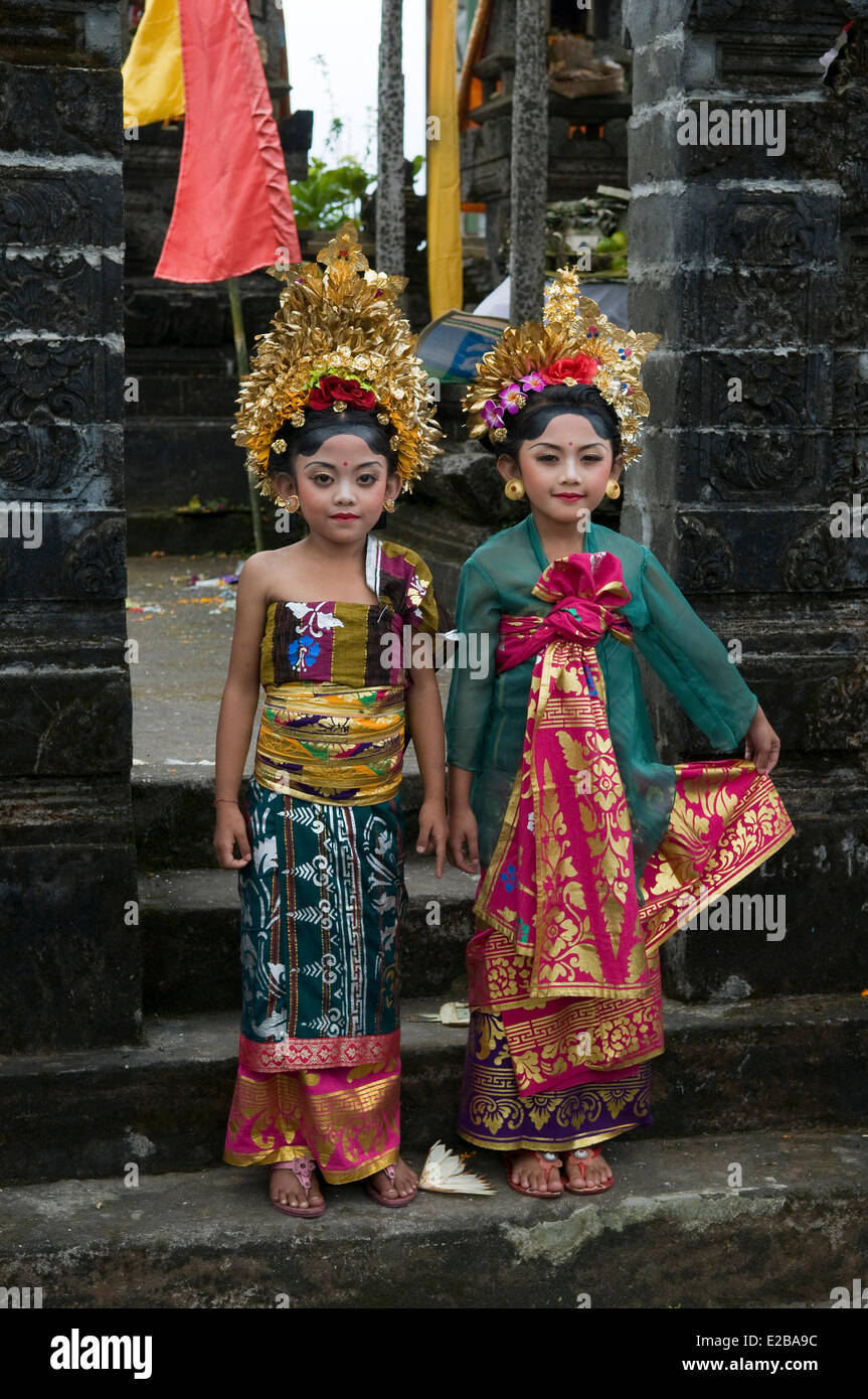 Indonesia, Bali, Bedugul, dos niñas vestidas con el traje Fotografía stock - Alamy