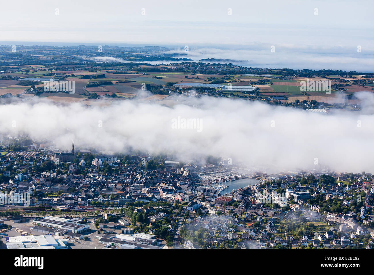 Francia, Cotes d'Armor, Paimpol, mar de bruma sobre la ciudad (vista aérea) Foto de stock
