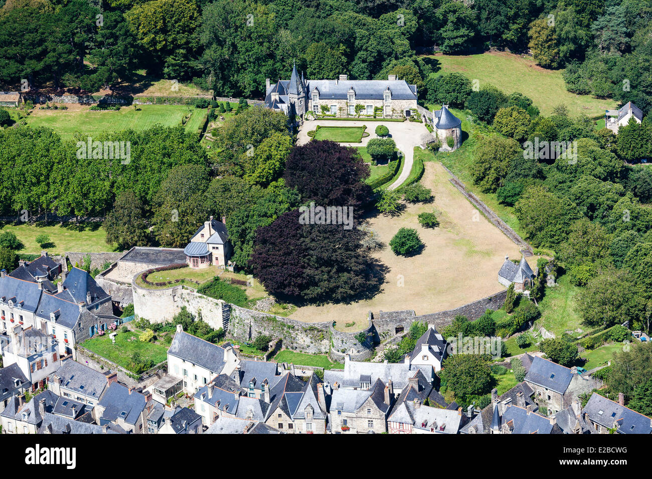 Francia, Morbihan, Rochefort en Terre, etiquetado de los pueblos más bellos de Francia, el castillo (vista aérea) Foto de stock