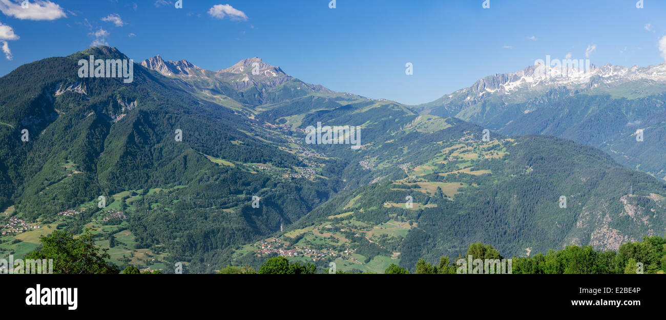 Francia, Savoie, Macizo de Vanoise, Valles de Aigueblanche, Valmorel, Combelouviere, cadena de Lauziere, vista de la Grand Pic de la Lauziere (2829m) y el cheval Noir (2832m) Foto de stock
