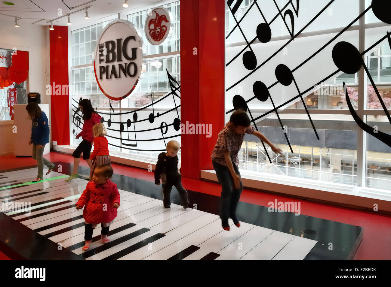 Estados Unidos, Manhattan, Ciudad de Nueva York, la tienda de juguetes más grande en el mundo la FAO Schwarz en 5th Avenue, el piano gigante Fotografía de stock - Alamy