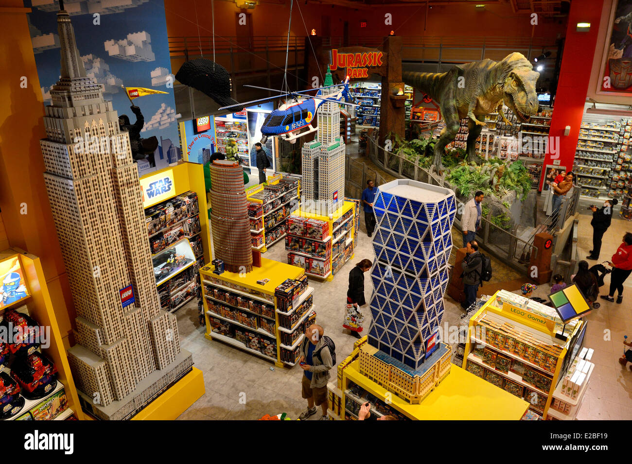 Estados Unidos, la ciudad de Nueva York, Manhattan, Times Square, la tienda  de juguetes ToysRUs, gigantescos edificios lego y el dinosaurio Fotografía  de stock - Alamy