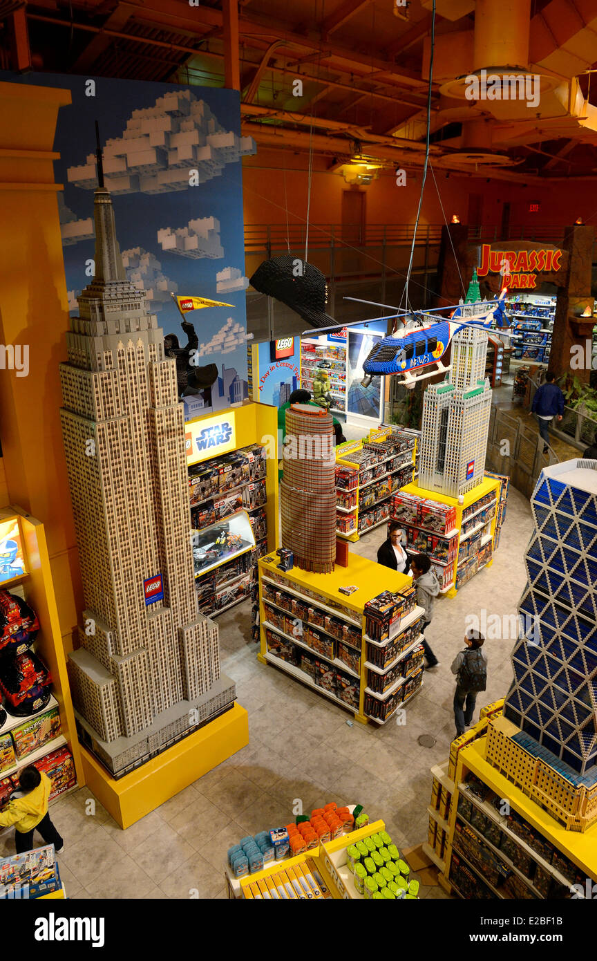 Estados Unidos, la ciudad de Nueva York, Manhattan, Times Square, la tienda  de juguetes ToysRUs, gigantescos edificios Lego Fotografía de stock - Alamy