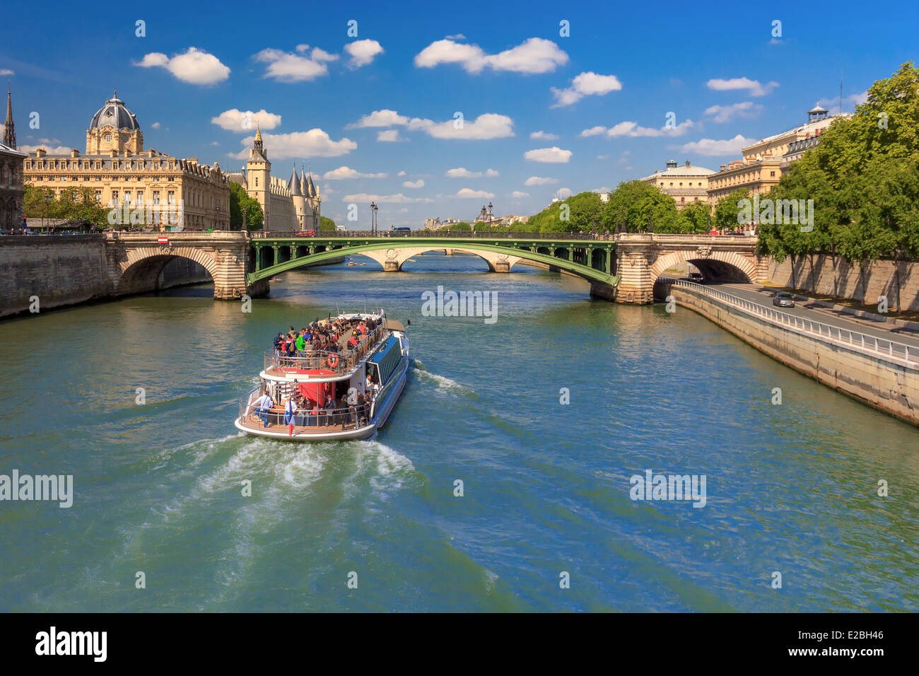 El puente Pont Notre-Dame sobre el río Sena y la Conciergerie en París, Francia Foto de stock