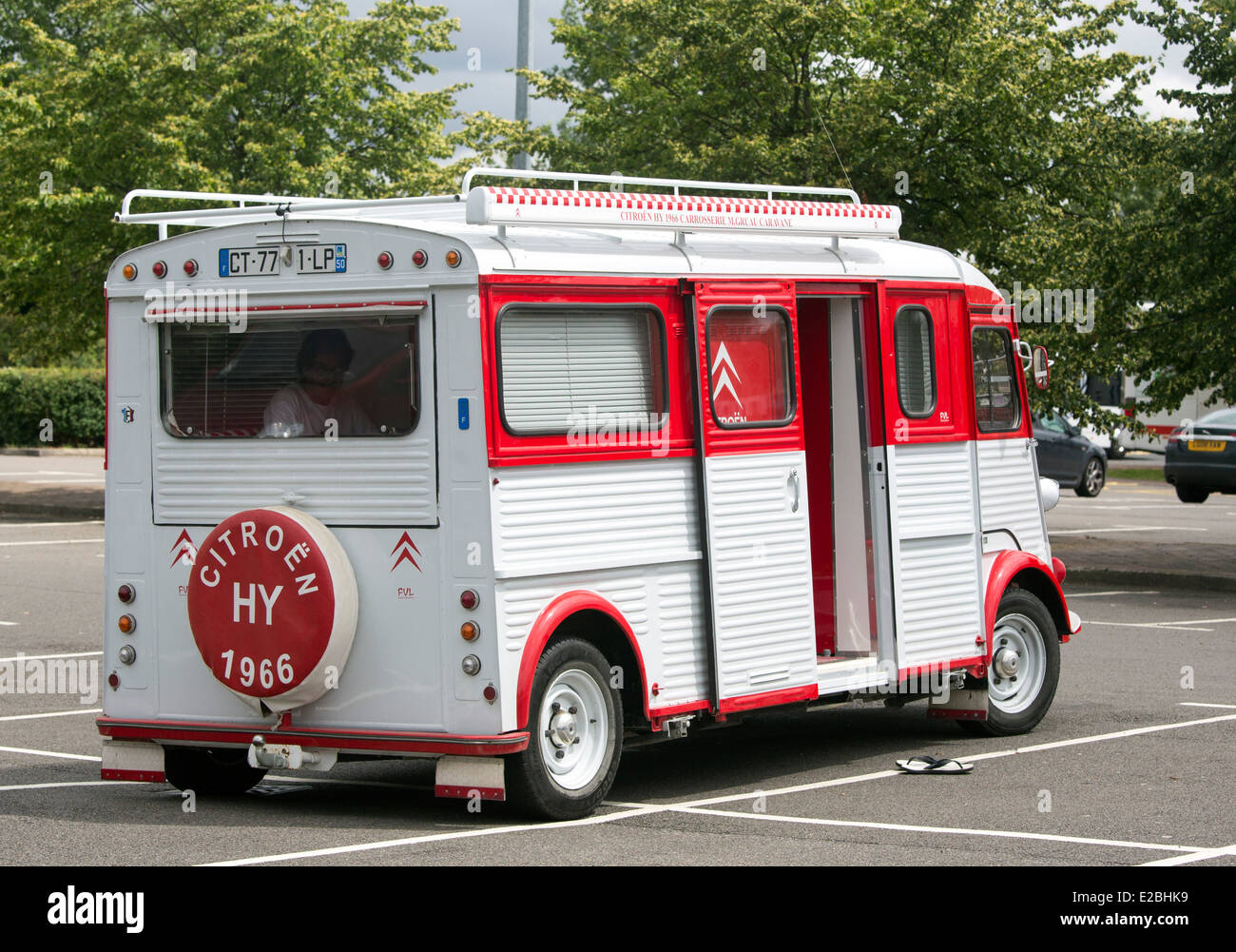 Citroën HY van 1966 con hombre Michelin mascota Foto de stock