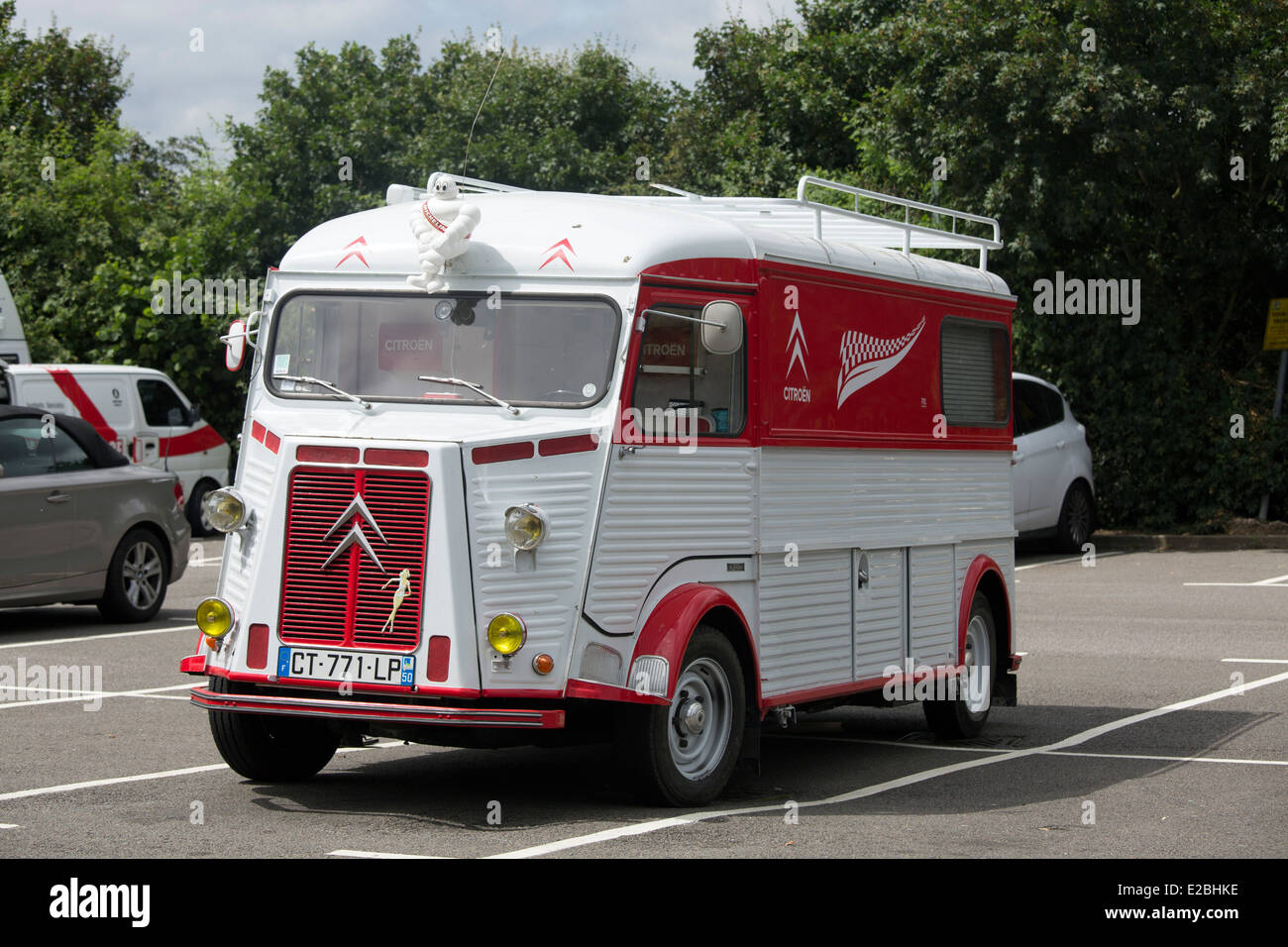 Citroën HY van 1966 con hombre Michelin mascota Foto de stock