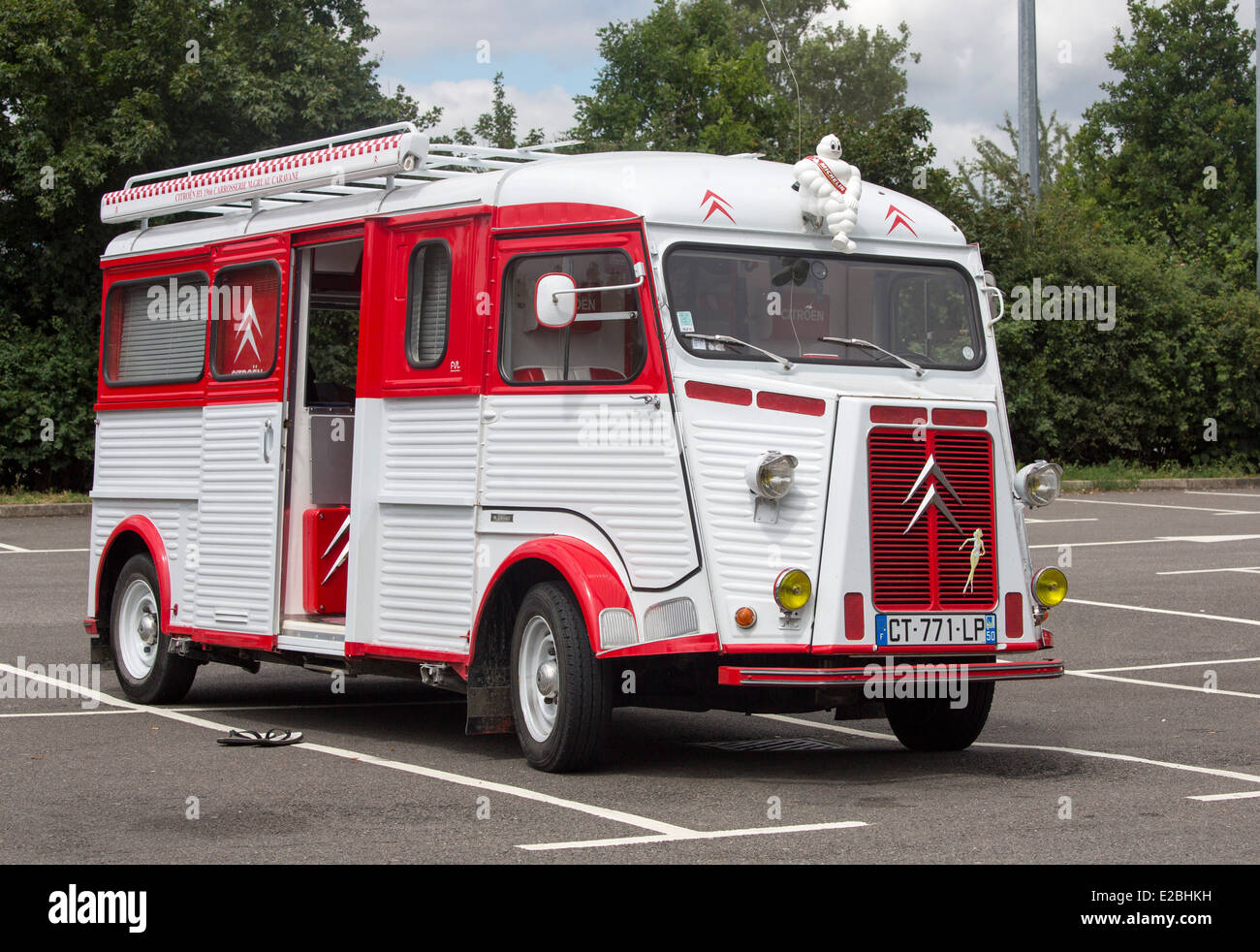 Citroën HY van 1966 con hombre Michelin mascota Foto de stock