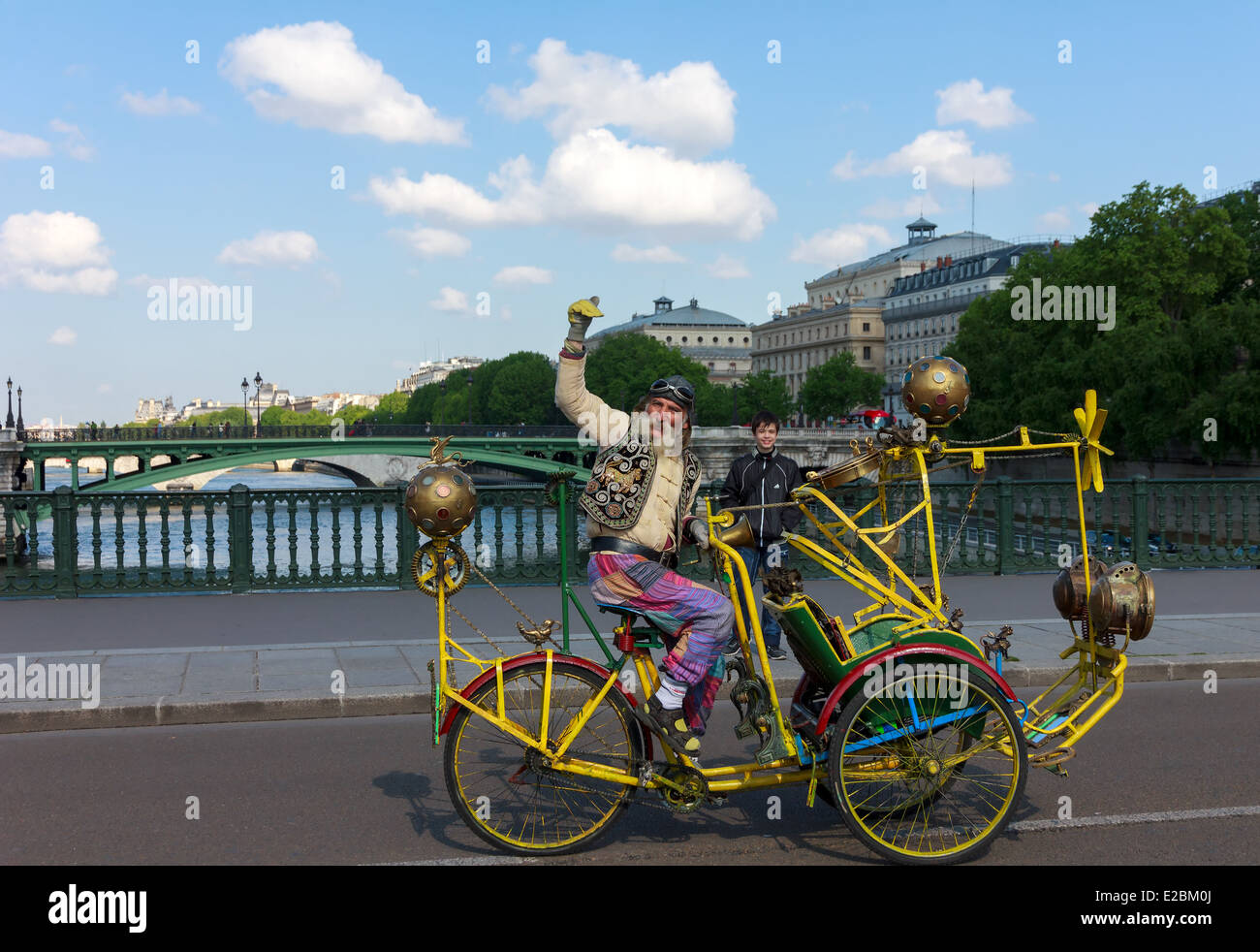 PARIS - 2 de mayo: Un inusual hombre viejo con un bigote en bicicleta creativa en la calle en París el 2 de mayo de 2014. Foto de stock