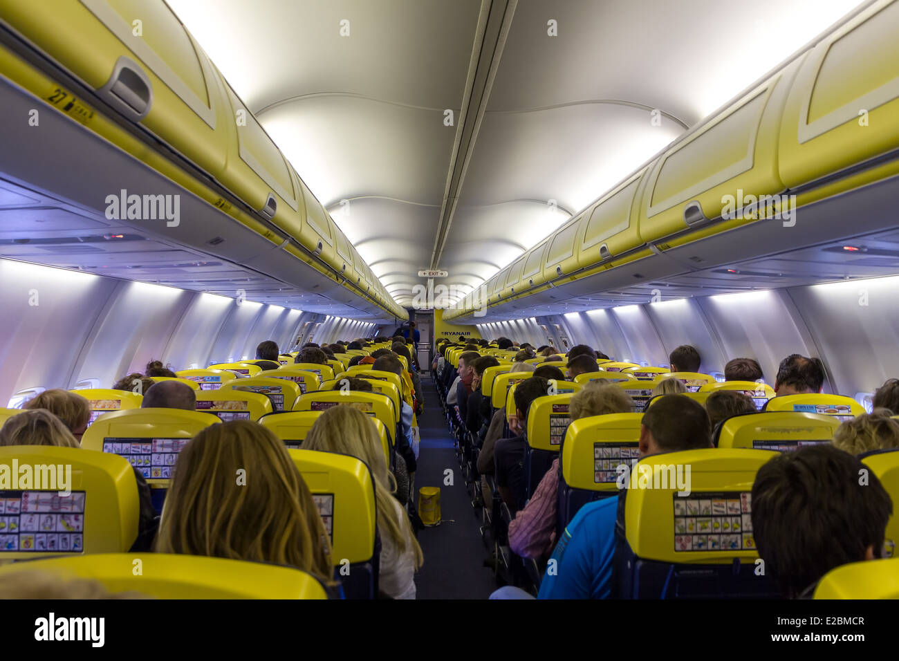 El habitáculo de la compañía aeronáutica Ryanair el 2 de mayo de 2014. Ryanair es una de las mayores aerolíneas europeas de bajo coste por Foto de stock