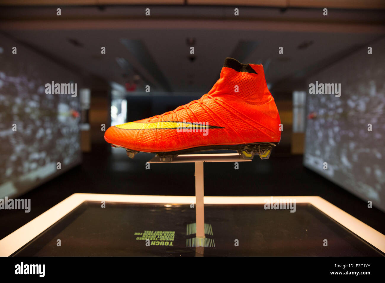 Nueva York, NY, EEUU. 18 de junio de 2014. Nike ha lanzado su nuevo  arranque de la Copa Mundial de fútbol en su tienda insignia en midtown  Manhattan. Las nuevas Nike 2014