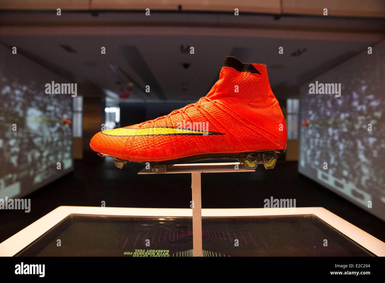 Nueva York, NY, EEUU. 18 de junio de 2014. Nike ha lanzado su nuevo  arranque de la Copa Mundial de fútbol en su tienda insignia en midtown  Manhattan. Las nuevas Nike 2014