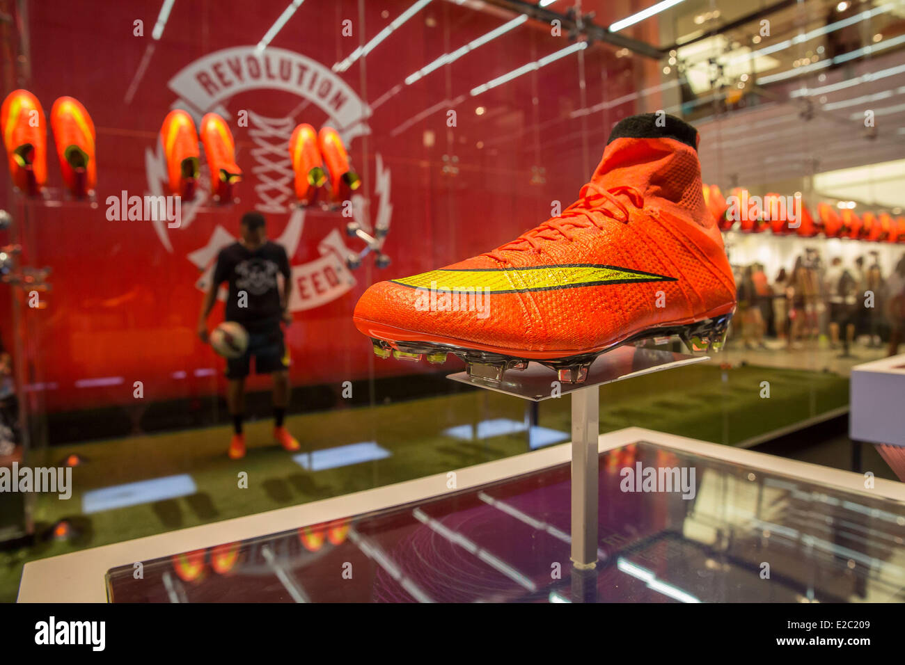 Nueva York, NY, EEUU. 18 de junio de 2014. Nike ha lanzado su nuevo  arranque de la Copa Mundial de fútbol en su tienda insignia en midtown  Manhattan. Las nuevas Nike 2014